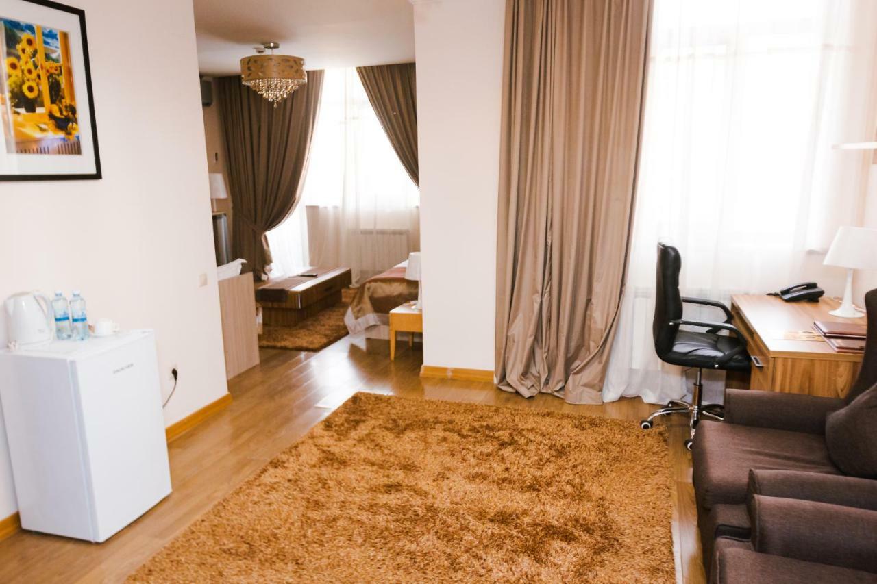 Atb Grand Hotel Атирау Екстер'єр фото